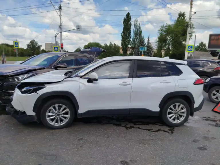 В Тамбове на Советской столкнулись Hyundai Santa Fe и Toyota Corolla Cross