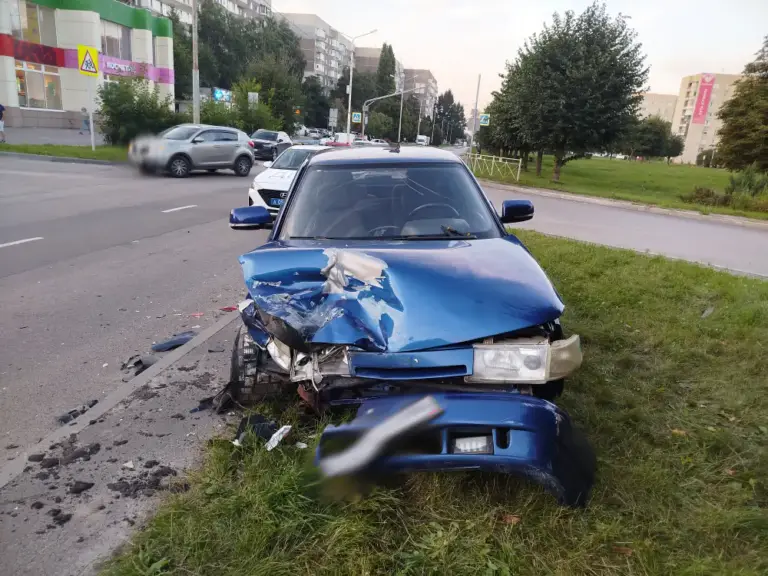 Kia Picanto и ВАЗ-2110 столкнулись на Магистральной